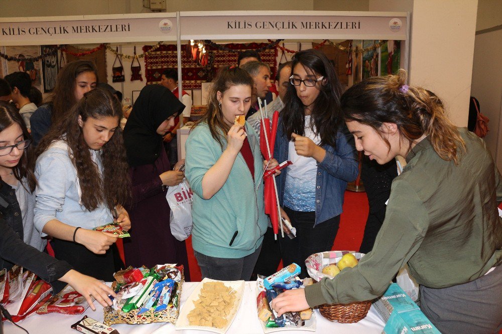 Gençlik Merkezi Günlerinde Karaman Standı Yoğun İlgi Görüyor