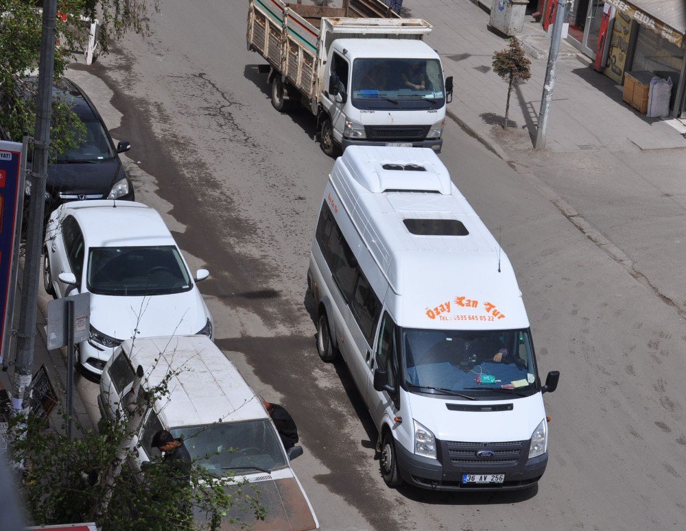 Kars’ta Gelişi Güzel Park Edilen Araçlar Sorun Olmaya Devam Ediyor