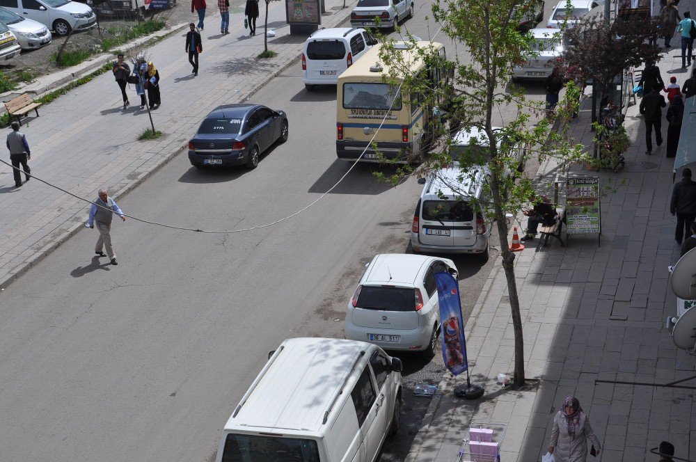 Kars’ta Gelişi Güzel Park Edilen Araçlar Sorun Olmaya Devam Ediyor