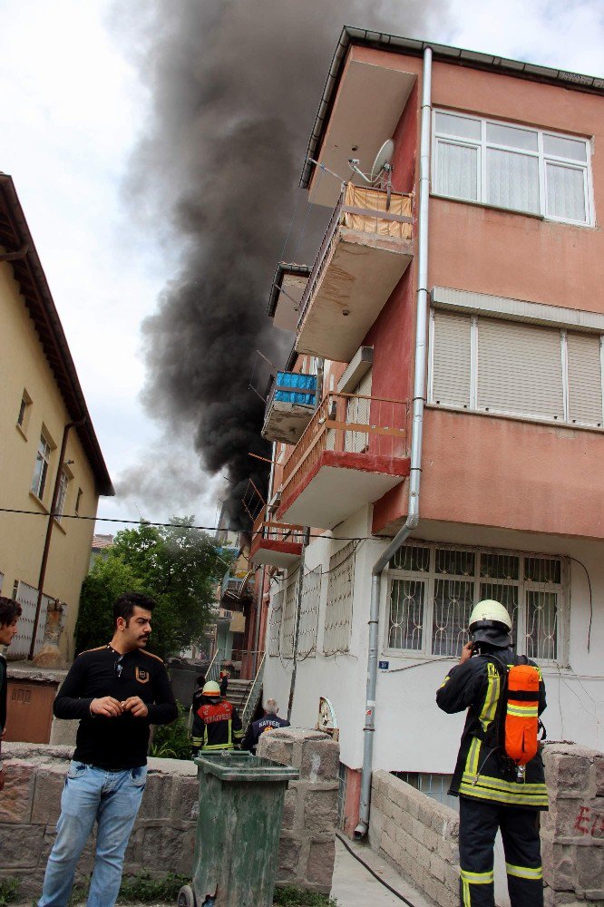 Dumanların Sardığı Apartmandan Can Havliyle Çıktılar