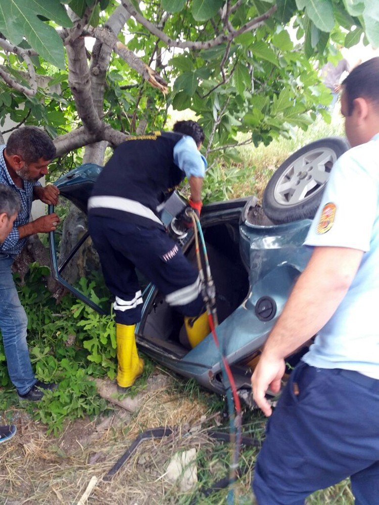 Araçta Sıkışan Sürücüyü İtfaiye Kurtardı