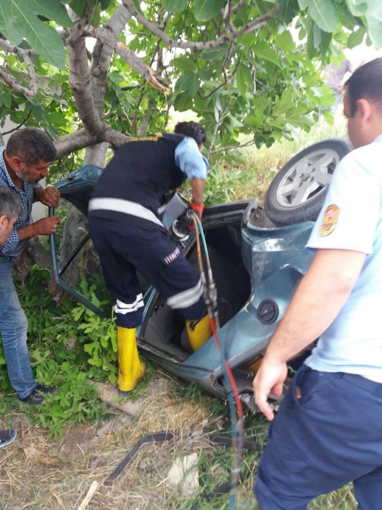 Araçta Sıkışan Sürücü İtfaiye Ekiplerince Kurtarıldı