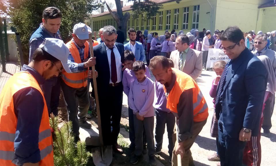 Öğrencilerin Ağaç Dikme Kampanyasına Yoğun İlgi