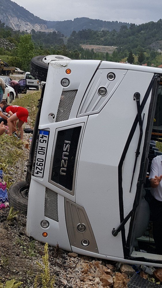 Ukraynalı Turistleri Taşıyan Midibüs Kaza Yaptı: 17 Yaralı