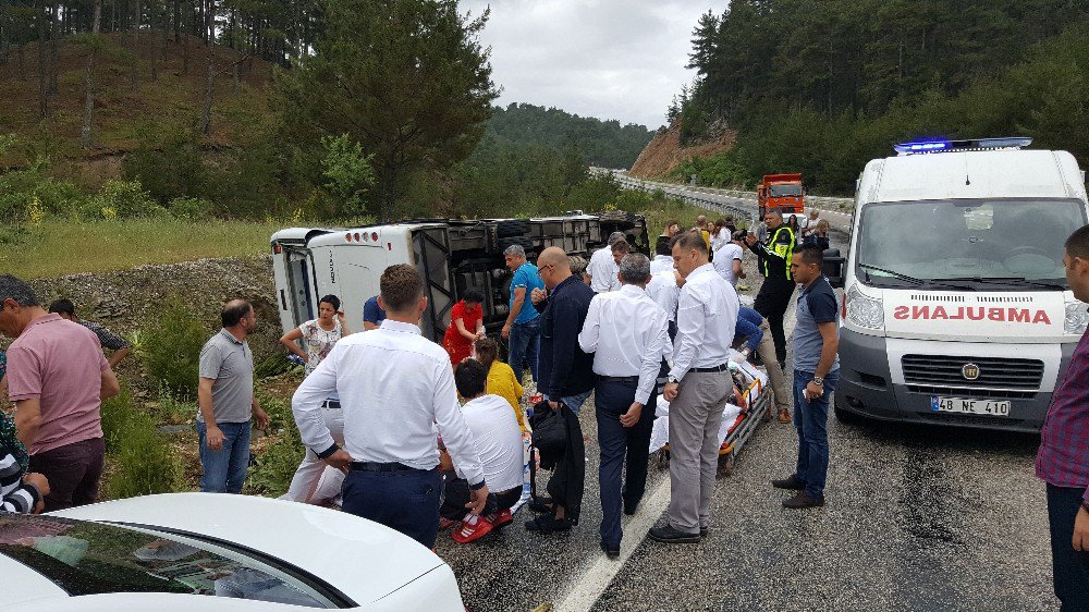 Ukraynalı Turistleri Taşıyan Midibüs Kaza Yaptı: 17 Yaralı