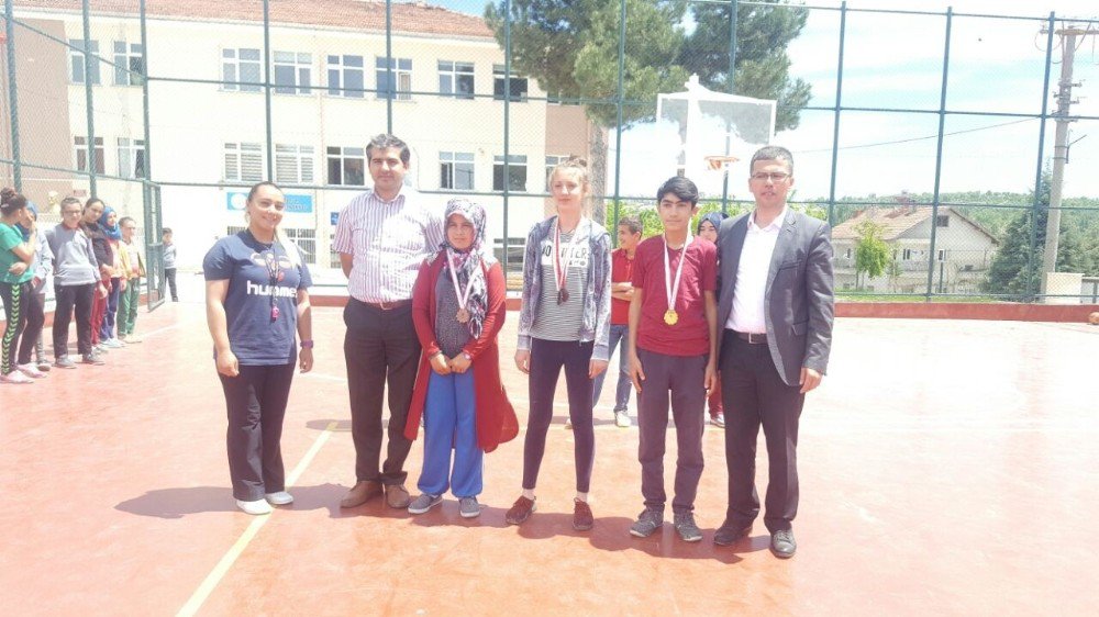 Pazarlar’da Badminton Turnuvası