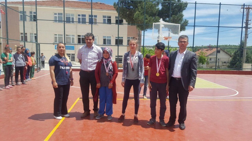 Pazarlar’da Badminton Turnuvası