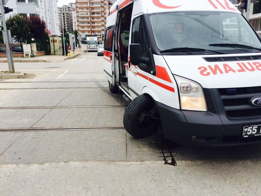 Seyir Halindeki Ambulansın Tekerleği Çıktı