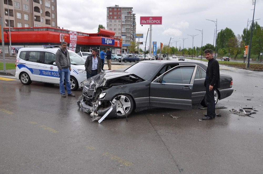 Sivas’ta Trafik Kazası: 4 Yaralı