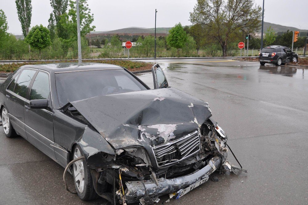 Sivas’ta Trafik Kazası: 4 Yaralı