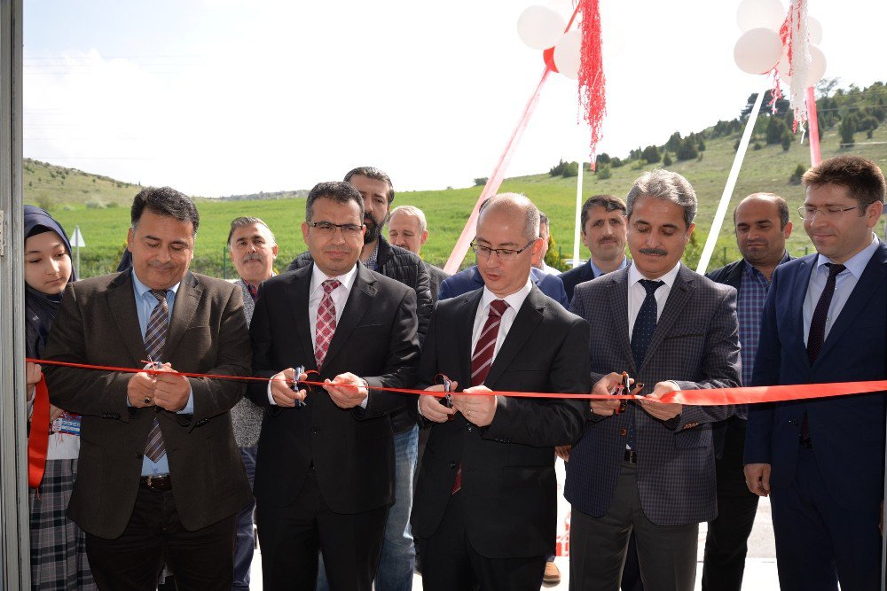 Bozüyük’teki Ortaokulda Tübitak 4006 Bilim Fuarı Açıldı