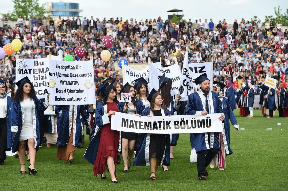 Uşak Üniversitesi Mezunlarını Törenle Uğurladı