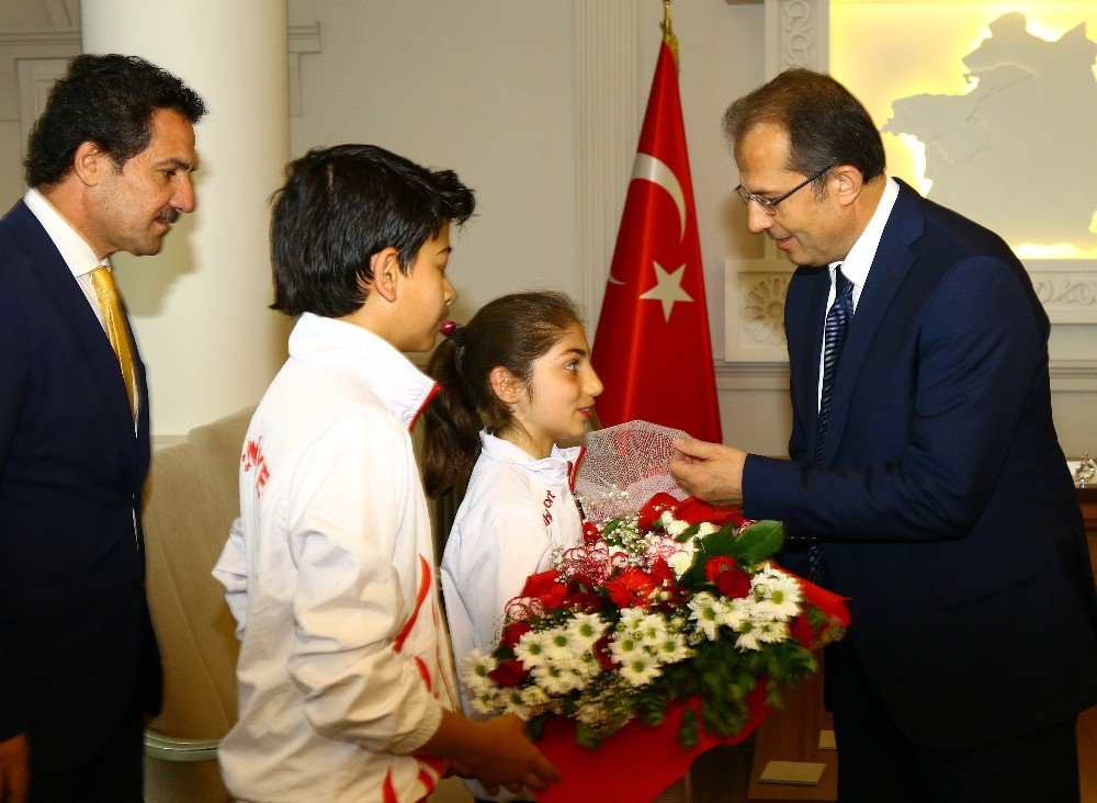 Vali Taşyapan, Başarılı Sporcuları Ödüllendirdi