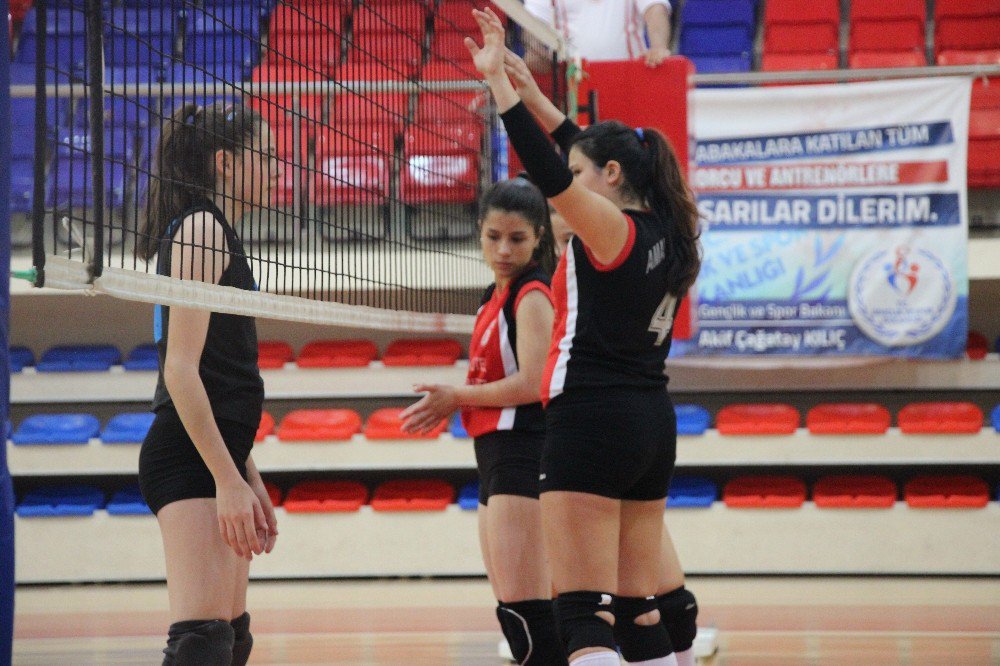 Yıldız Kızlar Voleybol Grup Birinciliği Müsabakaları Karabük’te Başladı