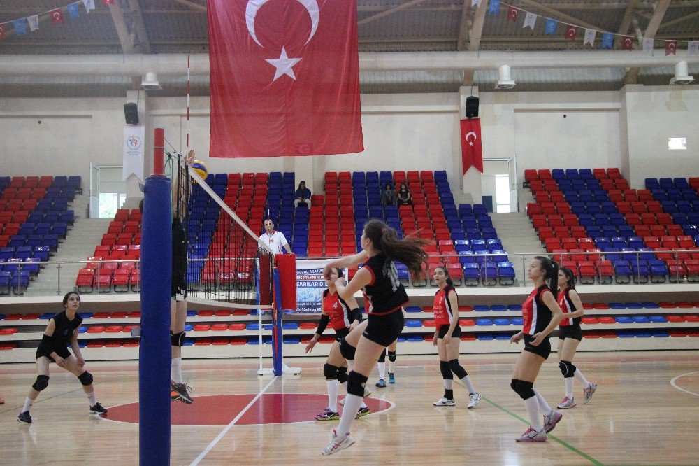 Yıldız Kızlar Voleybol Grup Birinciliği Müsabakaları Karabük’te Başladı