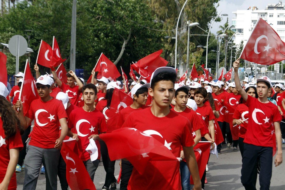 Antalya’da 19 Mayıs, Yağmura Rağmen Coşkuyla Kutlandı