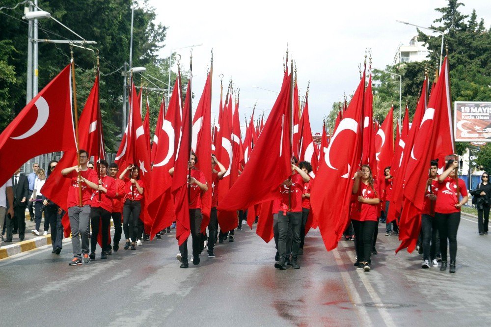 Antalya’da 19 Mayıs, Yağmura Rağmen Coşkuyla Kutlandı