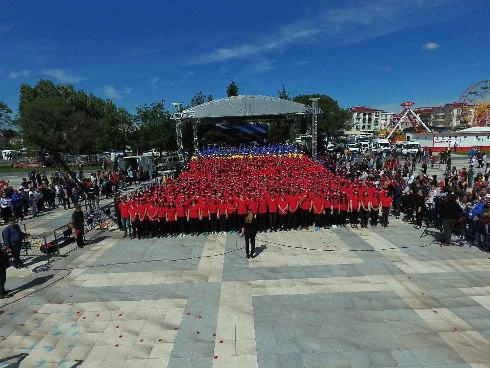 Öğrencilerden Dev Türkiye Haritası Ve Atatürk İmzası