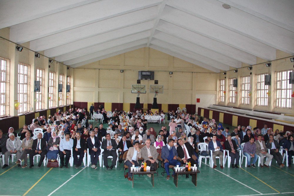 Oltu İbn-i Sina Mesleki Ve Teknik Anadolu Lisesi’nde Mezuniyet Gecesi