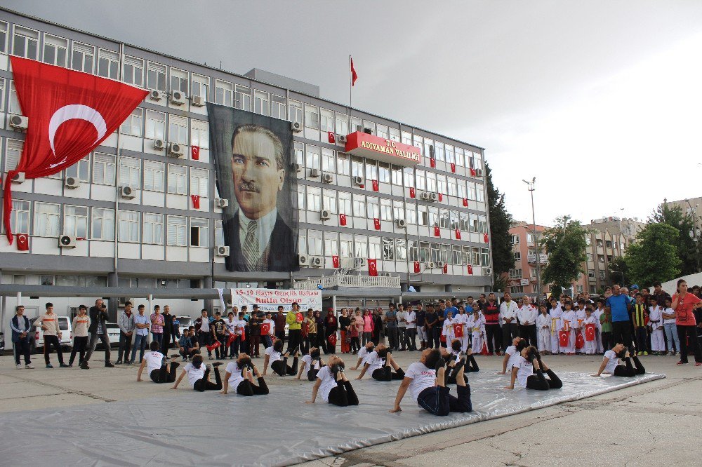 Adıyaman’da 19 Mayıs Kutlamalarına Yağmur Engeli