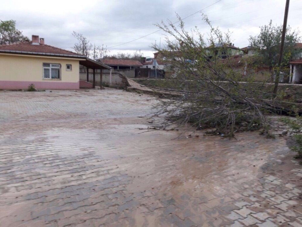 Ankara’da Şiddetli Yağmur Hayatı Olumsuz Etkiledi