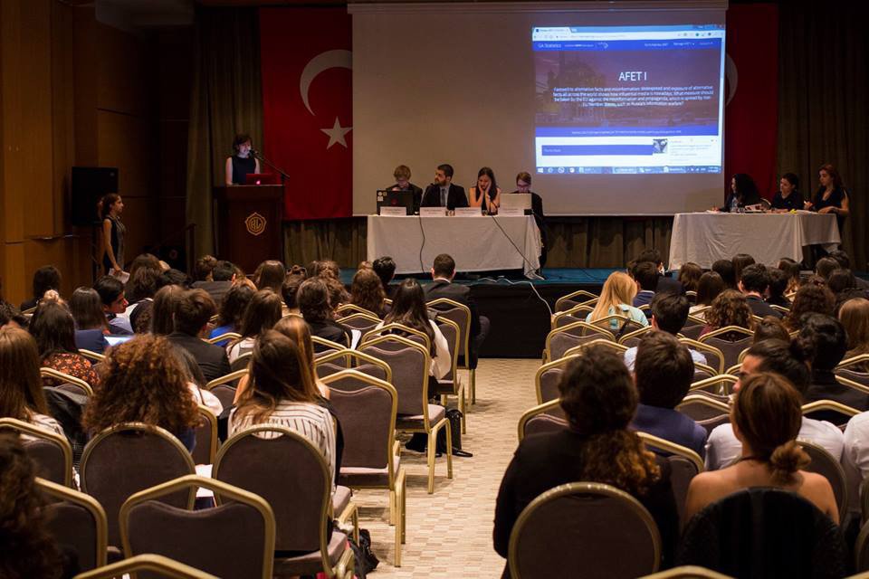 İhlas Koleji Öğrencileri, Avrupa Gençlik Palamentosu’na Katıldı