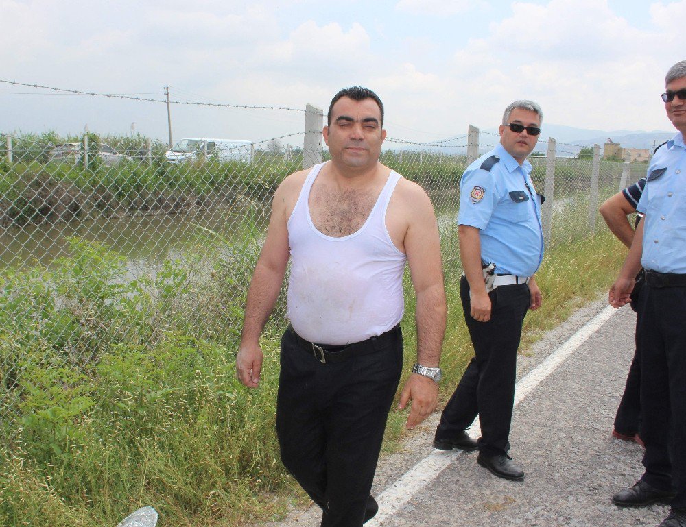 Kahraman Polis Suda Mahsur Kalan Yaşlı Adam İçin Hayatını Tehlikeye Attı