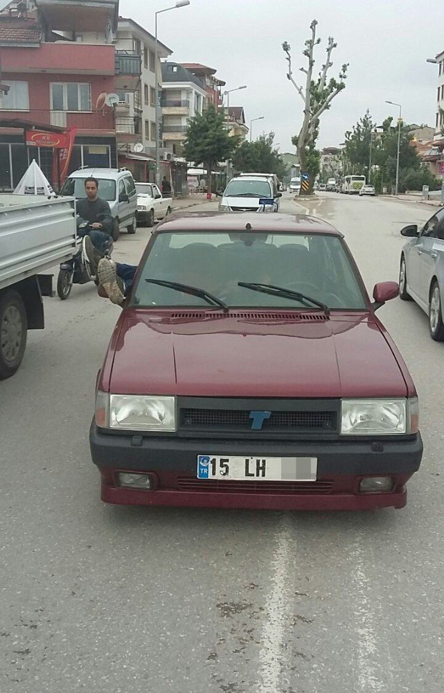 Direksiyon Başında Sızan Sürücü İle Arkadaşı Polisi Harekete Geçirdi