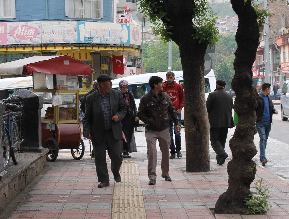 Hava Soğuyunca Vatandaş Sokağa Kışlık Elbiseler İle Çıktı