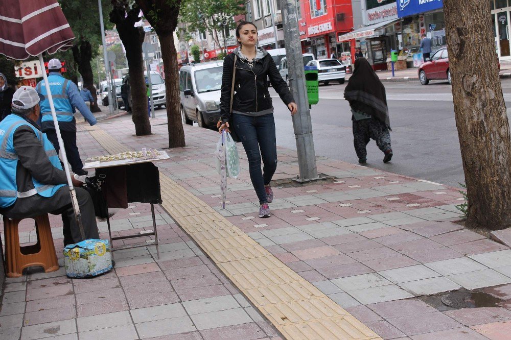 Hava Soğuyunca Vatandaş Sokağa Kışlık Elbiseler İle Çıktı