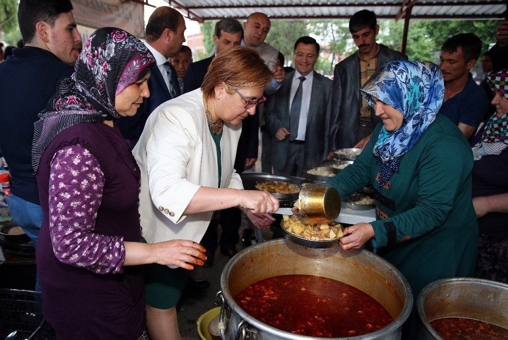 Konak’ta Kütahyalılar’dan Geleneksel Tirit Aşı Eğlencesi