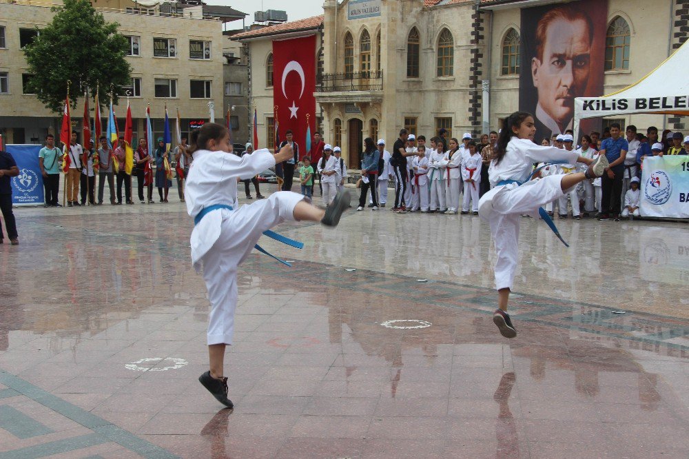 19 Mayıs Kutlamalarında Taekwondo Ve Karete Gösterisi Ayakta Alkışlandı