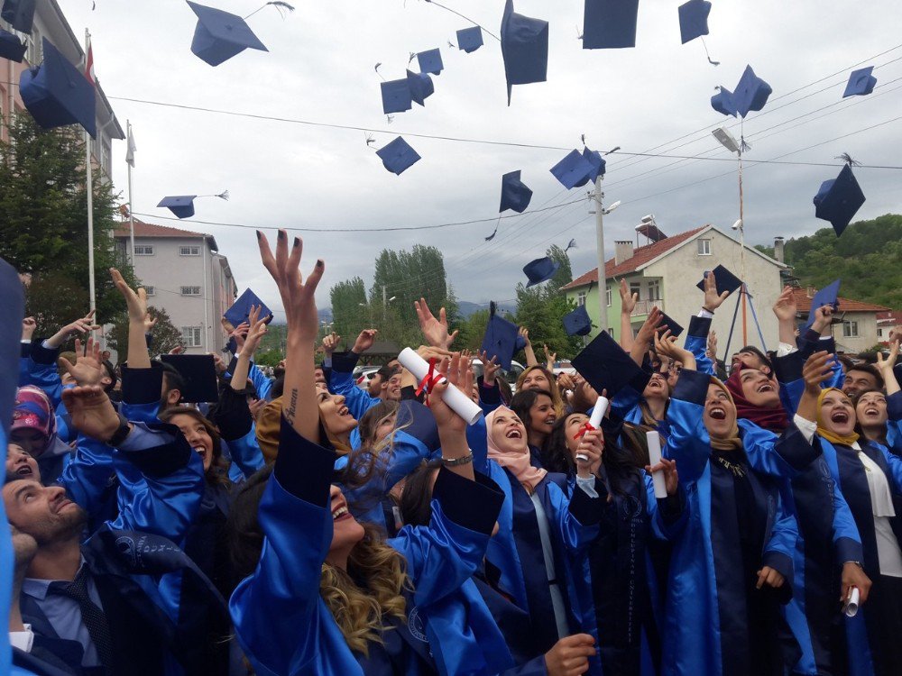 Pazarlar Meslek Yüksekokulunda Mezuniyet Coşkusu