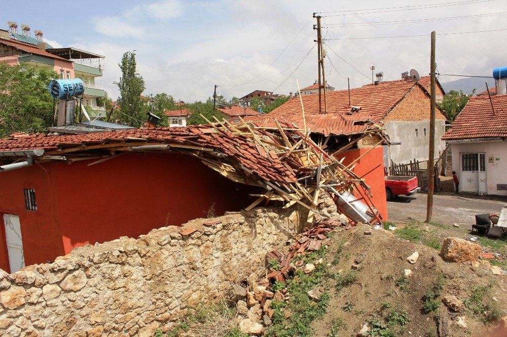 Malatya’da Evlerin Çatısına Yıldırım Düştü