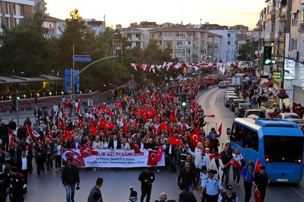 19 Mayıs Maltepe’de ‘Meşaleli Yürüyüş’ İle Kutlandı