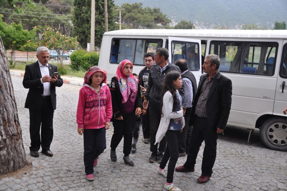 Kırkağaç’ta 50 Öğrencide Gıda Zehirlenmesi Şüphesi