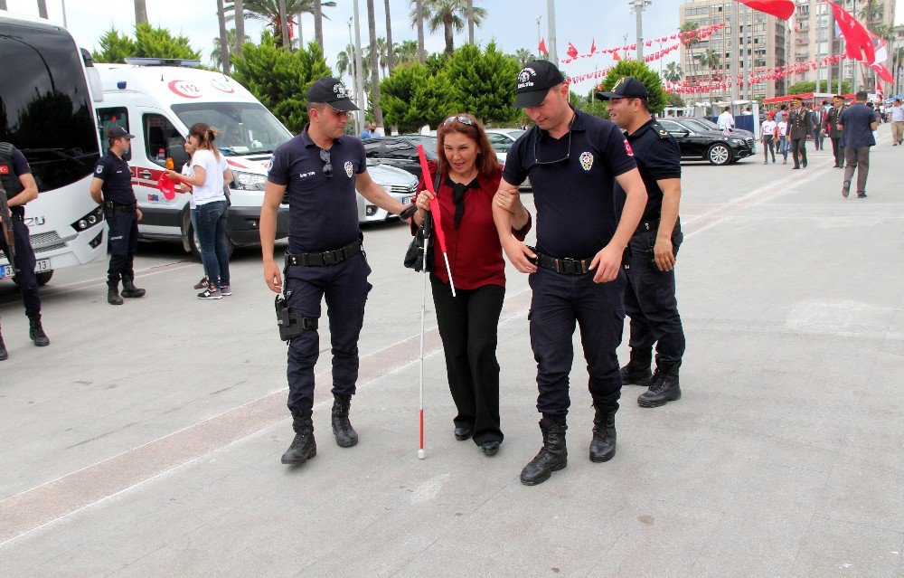 Kutlamalarda Mersin Polisinden Örnek Davranış