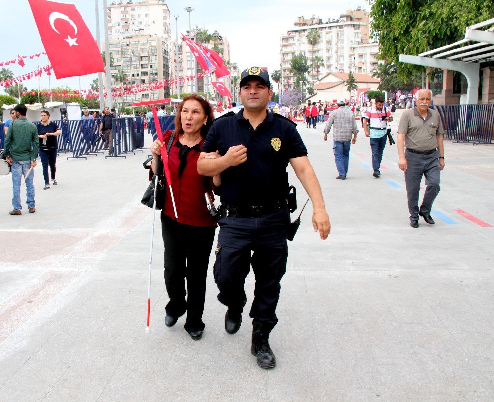 Kutlamalarda Mersin Polisinden Örnek Davranış