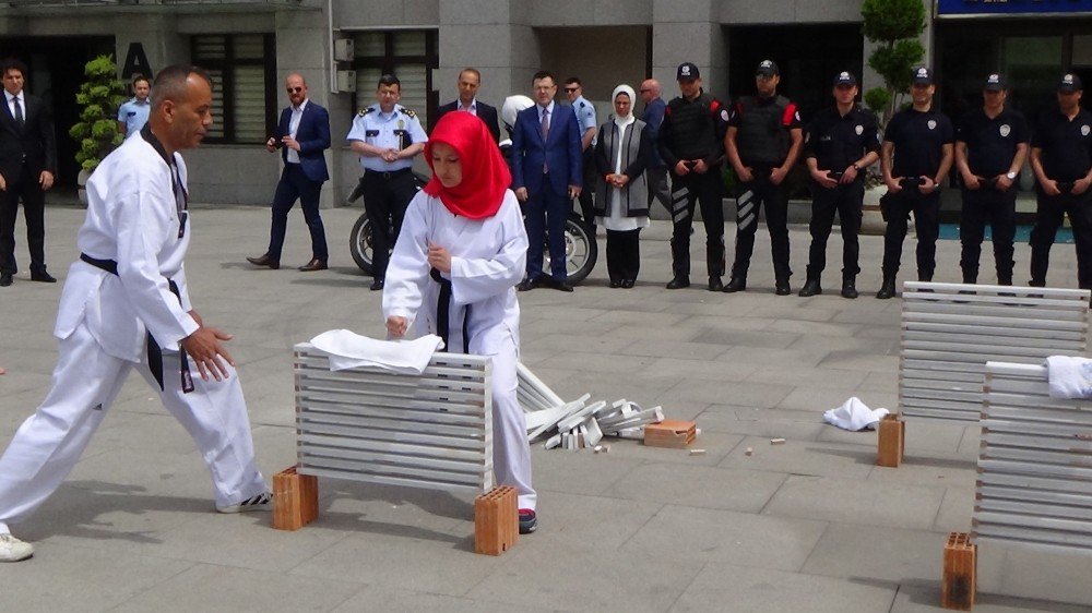 Rekortmen Tekvandocu Mermerleri Bu Kez Şehit Polisler İçin Kırdı