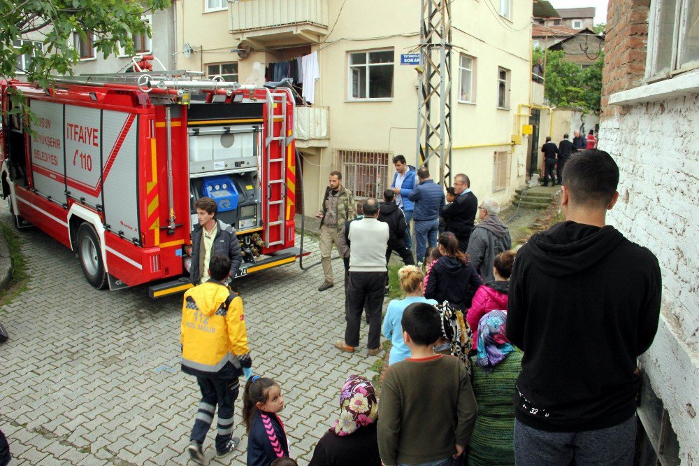 Yangında Evde Mahsur Kalan Yaşlı Adam Hayatını Kaybetti