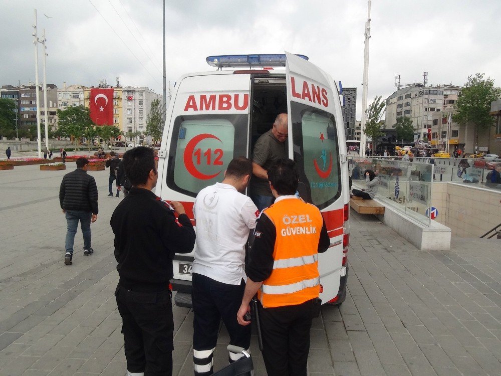 Turist Kadının Ayağı Yürüyen Banda Sıkıştı