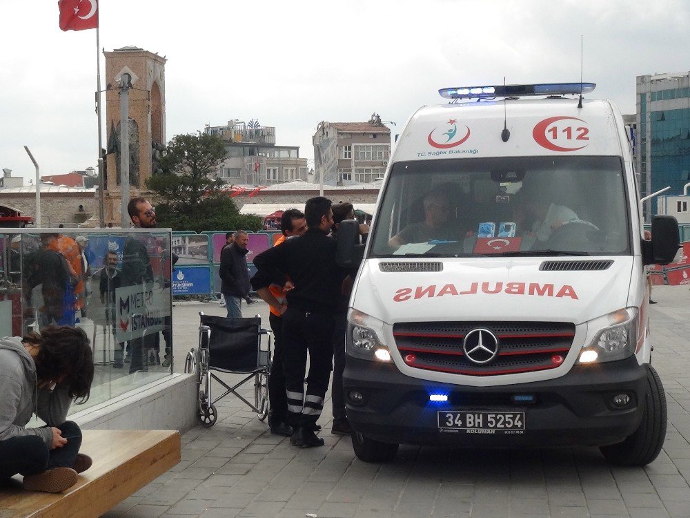 Turist Kadının Ayağı Yürüyen Banda Sıkıştı