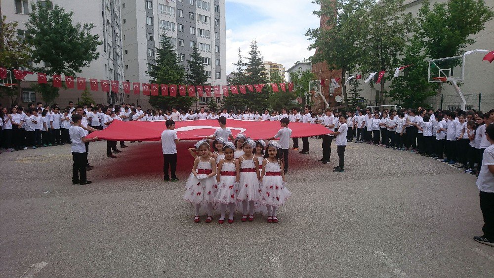 Yüzlerce Öğrencinin Ay-yıldızlı İstiklal Marşı Coşkusu