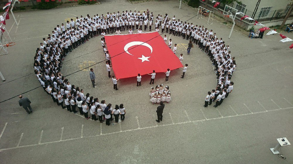 Yüzlerce Öğrencinin Ay-yıldızlı İstiklal Marşı Coşkusu