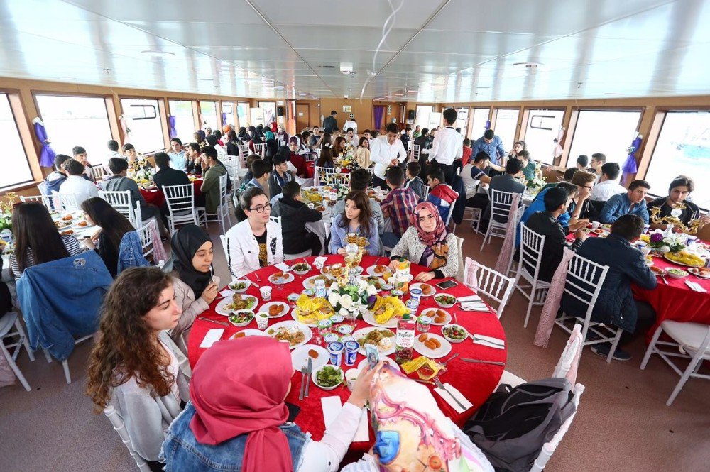 Sultangazi Belediyesinden Lys’ye Hazırlanan Gençlere Boğaz Turu