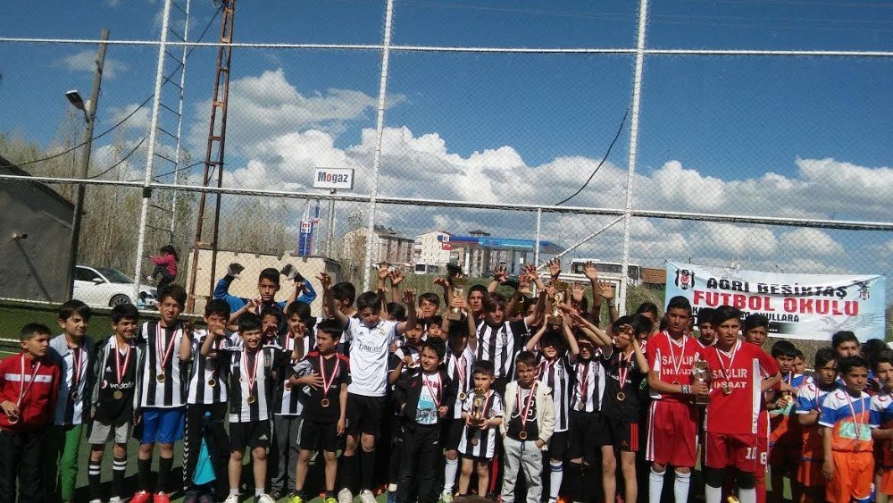 Ağrı’da Turnuvanın Şampiyonu Beşiktaş Futbol Okulu