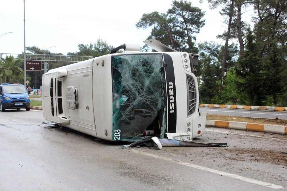 Antalya’da Tur Otobüsü Devrildi: 16 Turist Yaralı