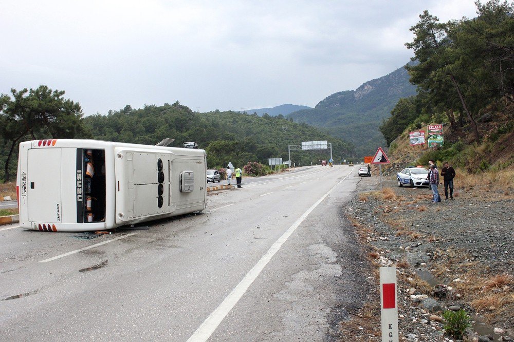 Antalya’da Tur Otobüsü Devrildi: 16 Turist Yaralı