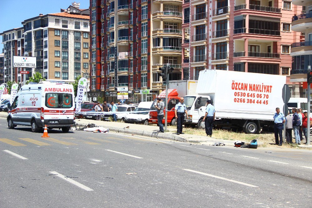 Mıcır Kamyonu Motosiklet Sürücüsüne Çarptı: 1 Ölü