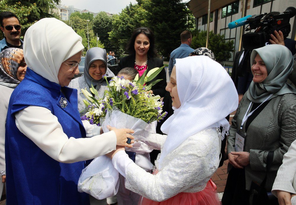 Emine Erdoğan, ’Sevgi Ve Kardeşlik Korosu’nun Konserine Katıldı